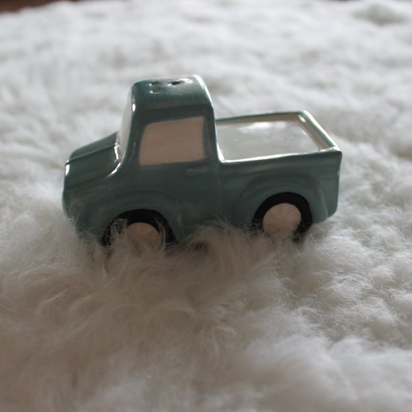 Blue Truck & Carrot Salt and Pepper Porcelain Shakers, Spring, Easter, Farmhouse - Picture 4 of 8